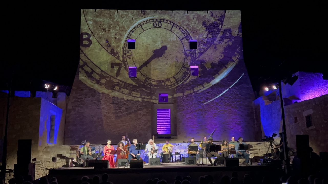 “Ο Ερωτόκριτος στο Λαβύρινθο” μάγεψε το κοινό στο Φρούριο της Καζάρμας