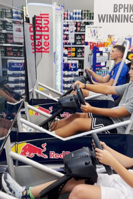 Η αδρεναλίνη στα ύψη με την πραγματική πίστα Formula 1 της Red Bull στο σούπερ μάρκετ Χαλκιαδάκης!