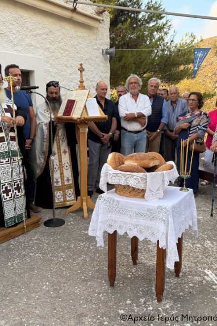 Αρχιερατικός Εσπερινός της εορτής της Υψώσεως του Τιμίου Σταυρού στον ομώνυμο πανηγυρίζοντα Ιερό Ναό στη θέση «Μονοκαρά» της Ενορίας Τουρλωτής Σητείας