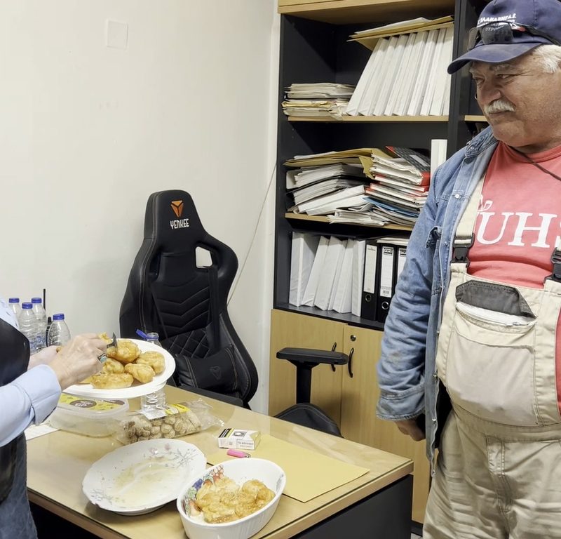 Ένα κέρασμα και ευχές για μια καλή ελαιοκομική σεζόν