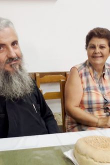 Για 35 χρόνια η κυρία Φωτεινή προσφέρει με αγάπη το πρόσφορο για τις λειτουργίες της Αγίας Αικατερίνης