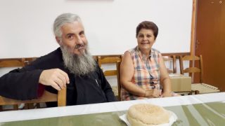 Για 35 χρόνια η κυρία Φωτεινή προσφέρει με αγάπη το πρόσφορο για τις λειτουργίες της Αγίας Αικατερίνης