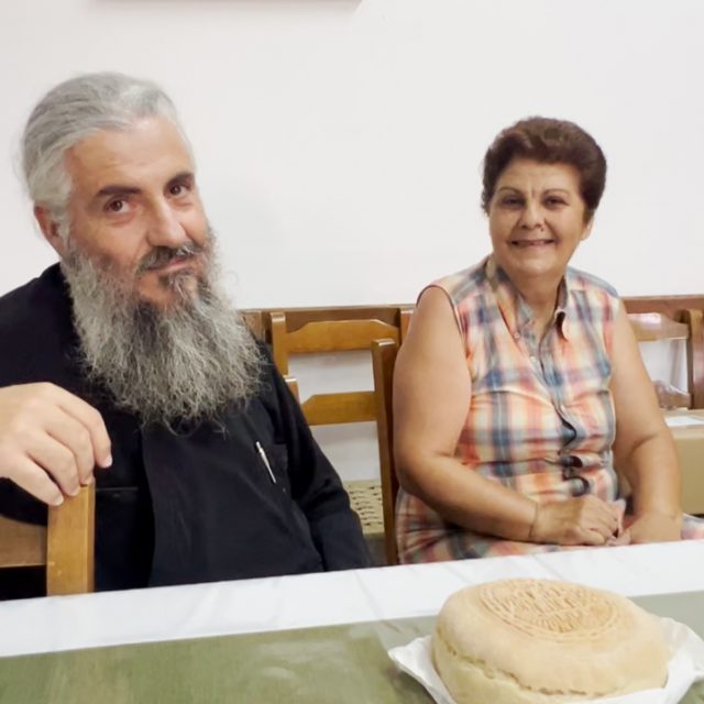 Για 35 χρόνια η κυρία Φωτεινή προσφέρει με αγάπη το πρόσφορο για τις λειτουργίες της Αγίας Αικατερίνης